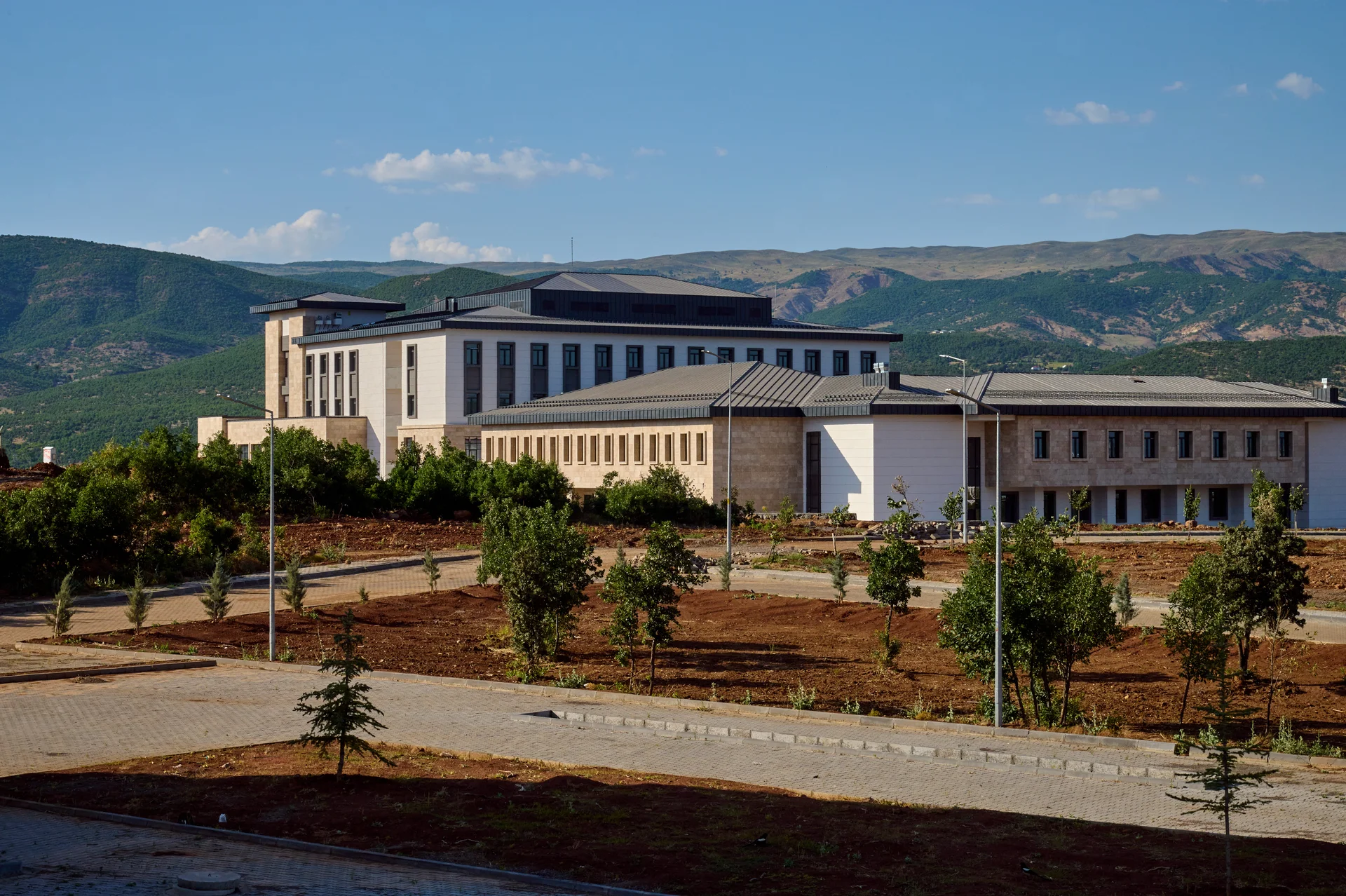 Bingöl Üniversitesi Diş Hekimliği Fakültesi ve Araştırma Hastanesi - Eğitim Binaları Projesi - Yükseliş İnşaat